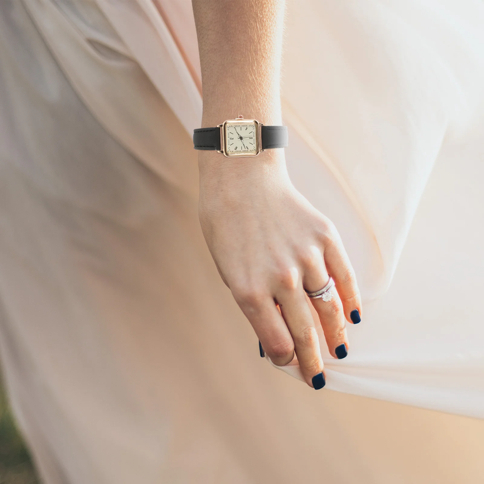 

Luminous Quartz Watch for Women Breathable Strap Design Fashionable Casual Wrist Watch Elegant Timepiece for Daily Wear