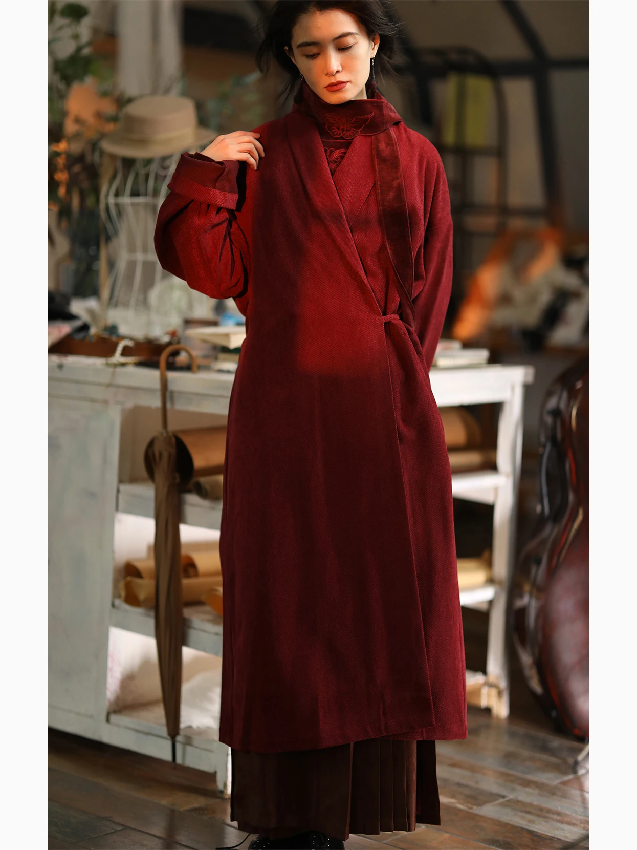 

Длинное пальто-ветровка из синели с особым текстурным эффектом, в китайском стиле, цвет охра, с воротником-стойкой, длина миди