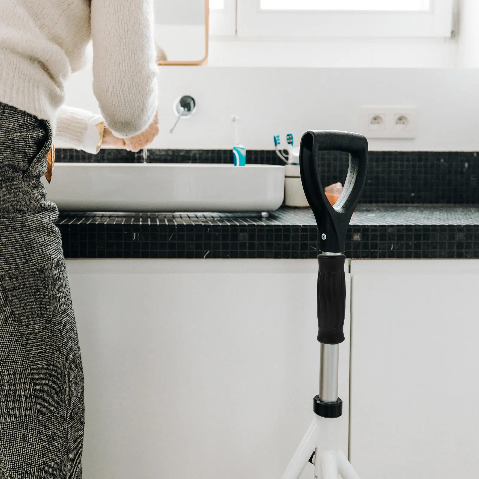 

4Pcs Walker Handle Grips Tpr Padded Replacement Cushioned Covers Ergonomic Walking Stick Accessories Black Walker Handle Grips