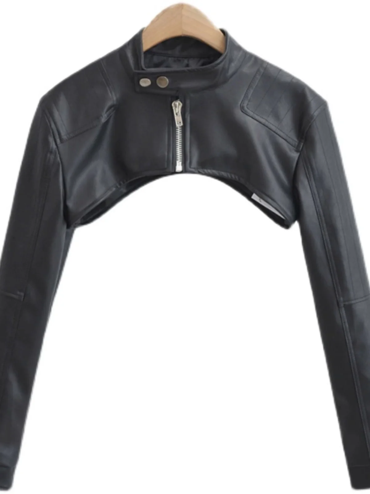 Kurtka damska k Sle American Millennium Girl ort PU Leather Jaet, unikalna warstwowa kurtka z efektem warstwowania, stylizowana na streetwear, z unikalnymi elementami na ramionach.