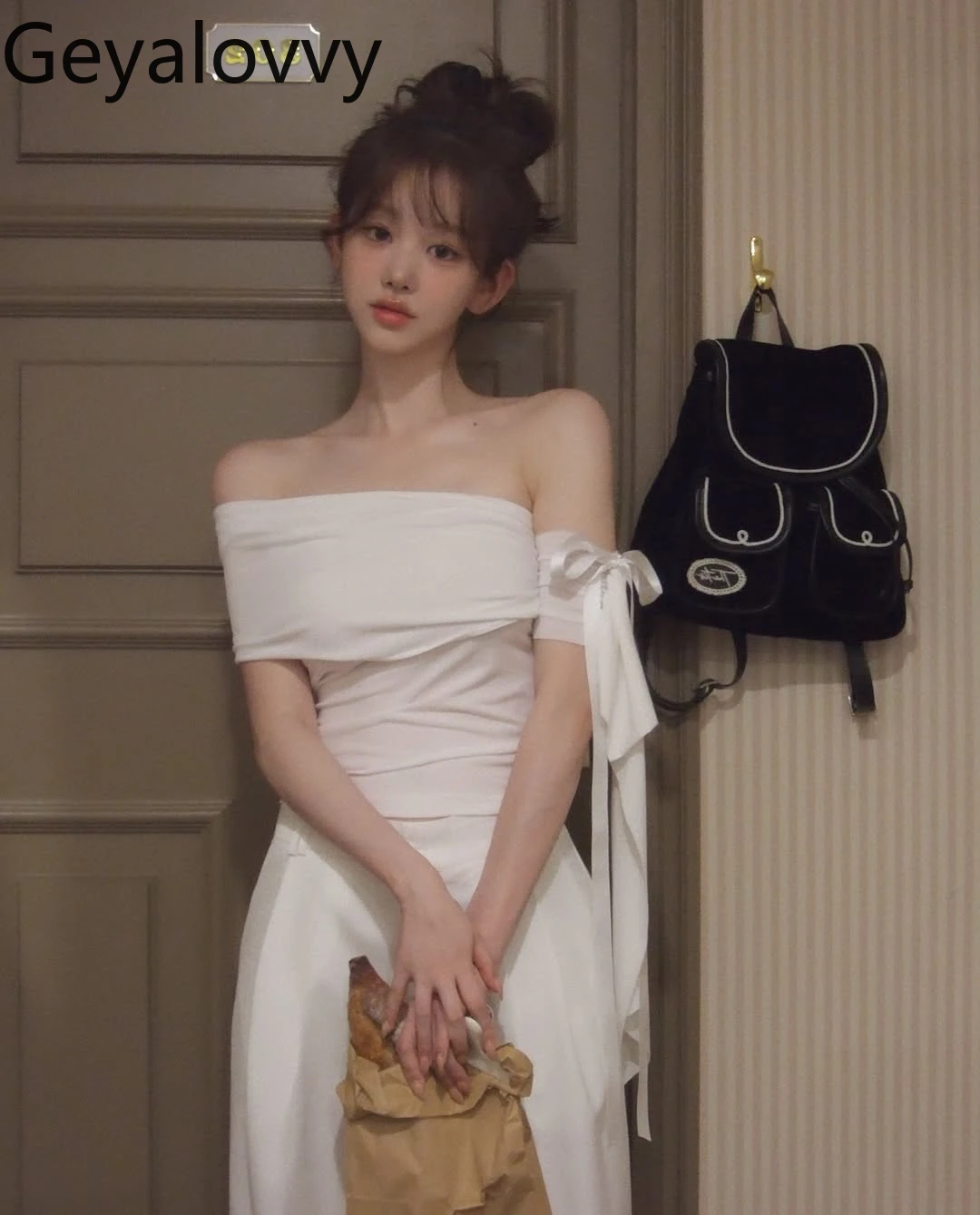 T-shirt a maniche corte con tracolla a una parola plissettata Sweet Girl T-shirt a maniche corte con spalle scoperte Estate Nuovo versatile tinta unita Slim-fit Top