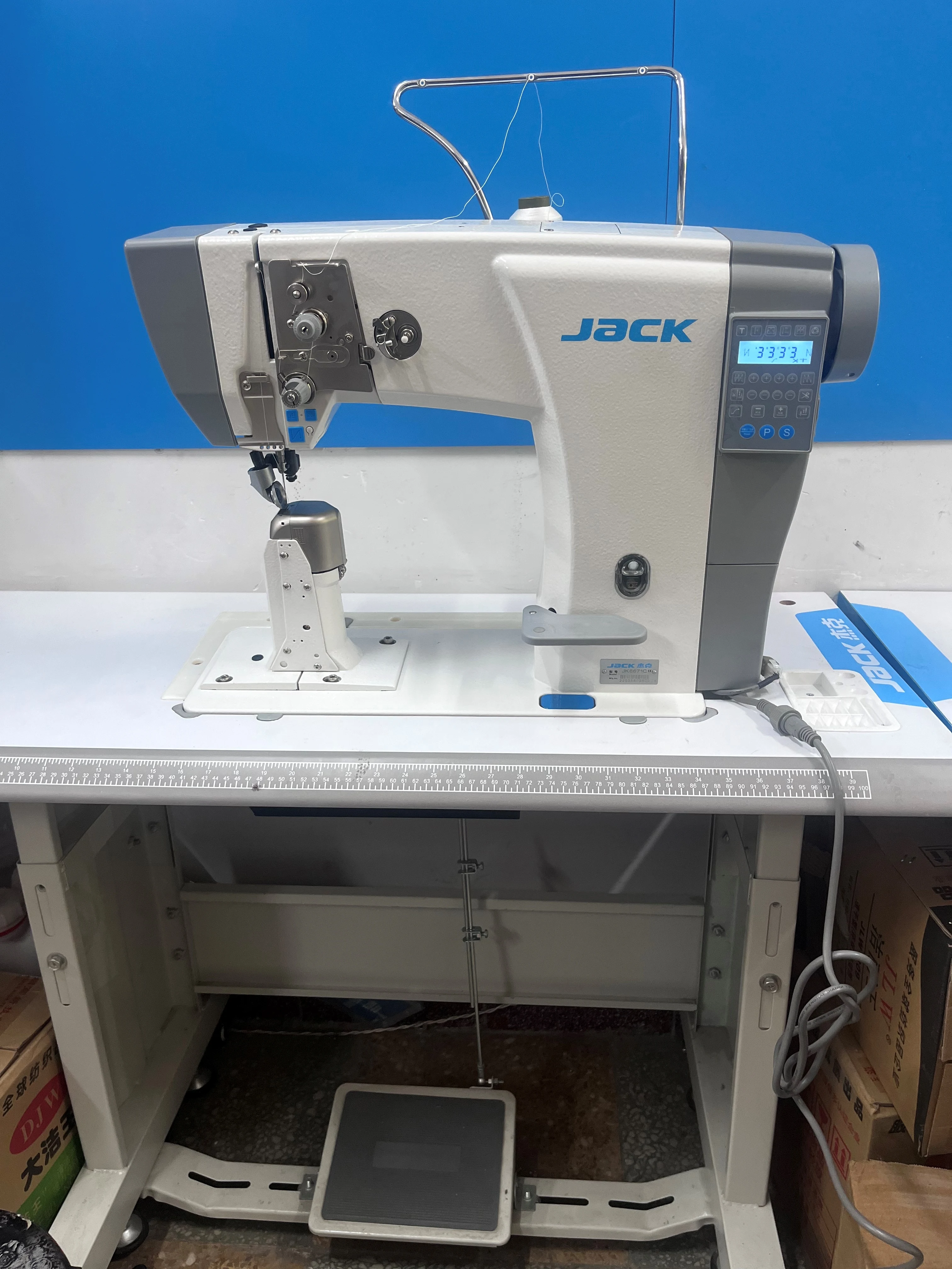 Sewing machine for leather shoes, gloves and bags