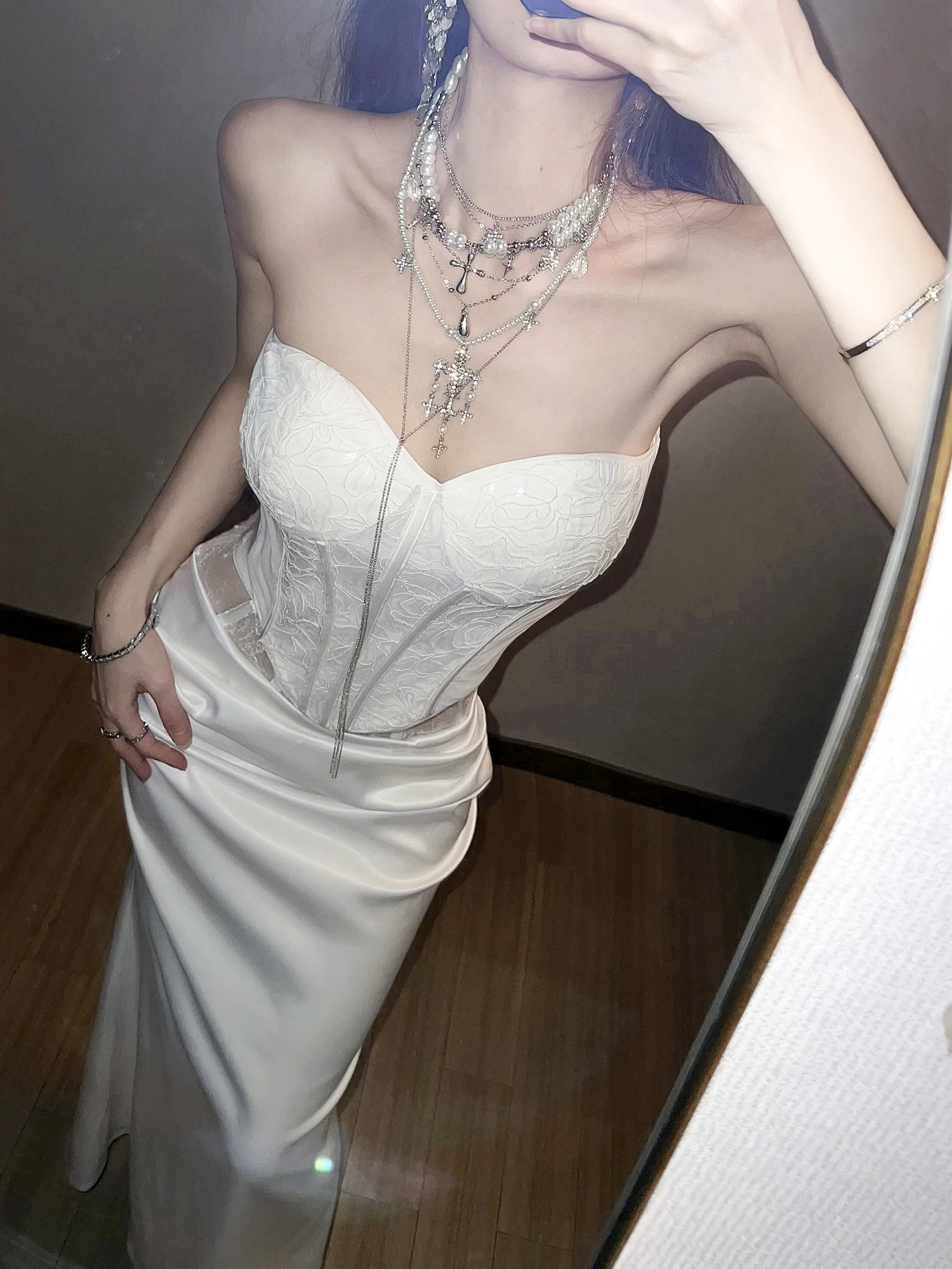 

Белый укороченный топ без бретелек с узором «рыбья кость», женский, облегающий, без рукавов, сексуальный, с открытыми плечами, можно носить как самостоятельный топ или как майка.