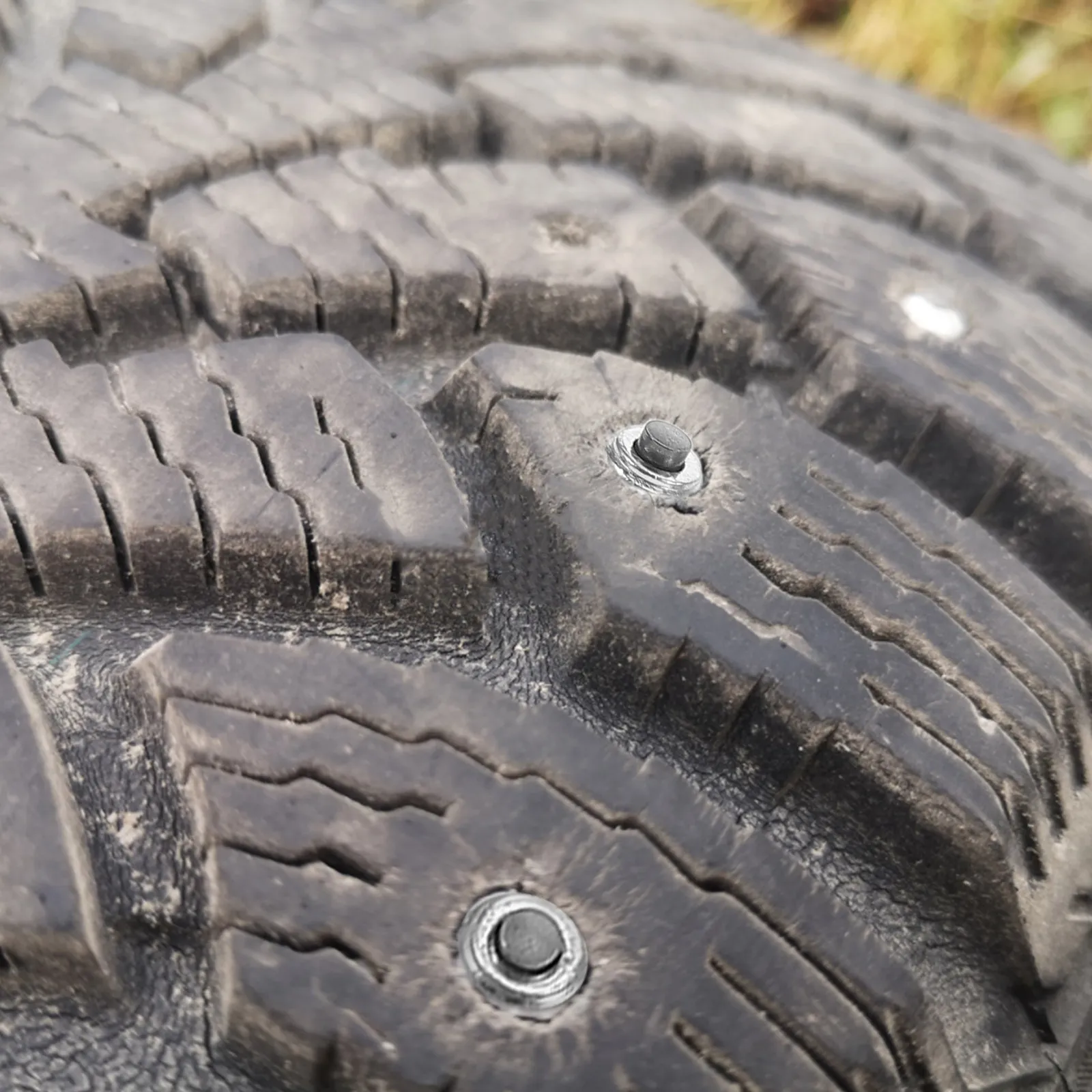 100Pcs Wheel Tire Studs Universal Fit Cars Motorcycles Atvs Winter Snow Antislip Durable Easy DIY Installation