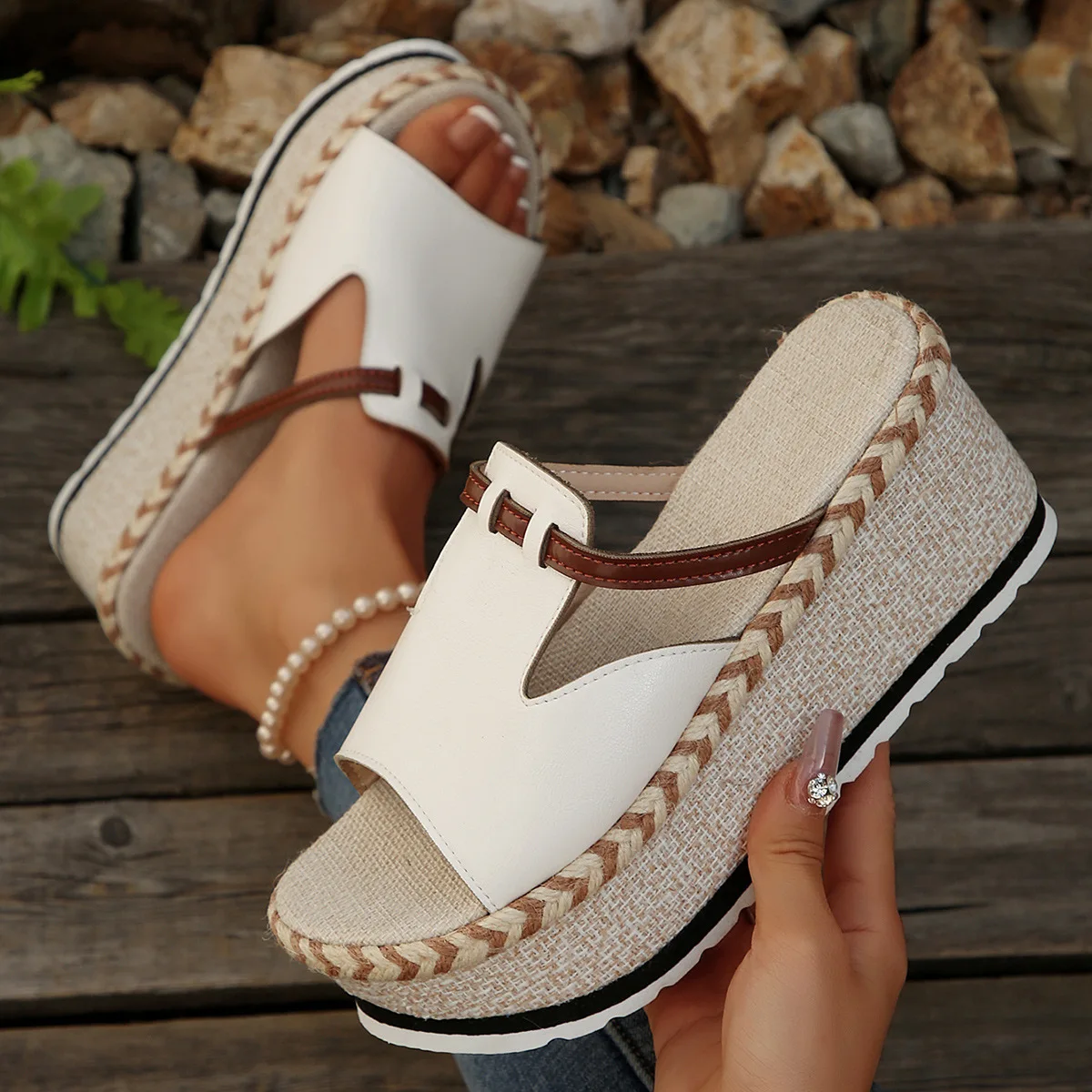 

New fashionable thick-soled sponge cake slippers for women, European and American woven sponge cake large-sized slippers