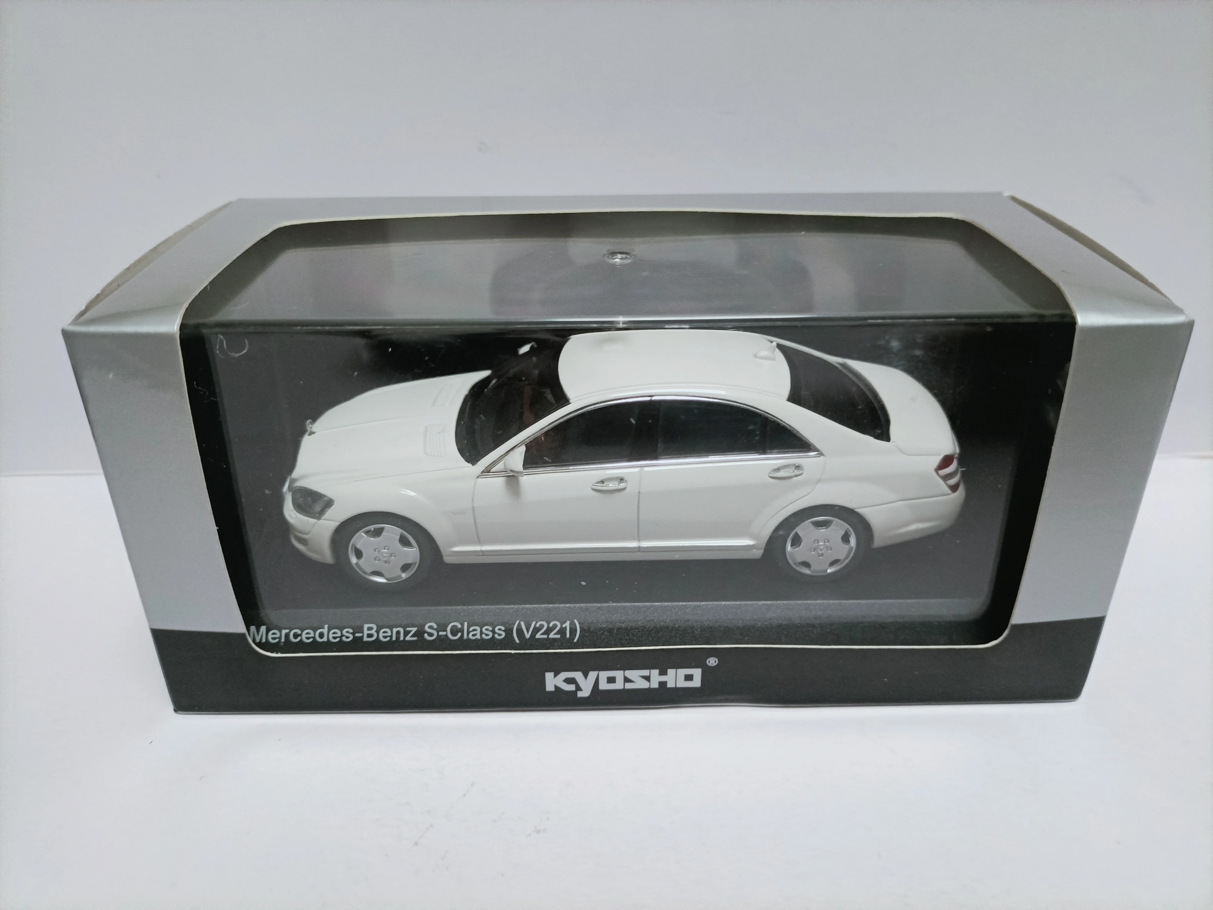 Модифицированная модель спортивного автомобиля Kyosho 1 43. BENZ CLK AMG White Street Edition