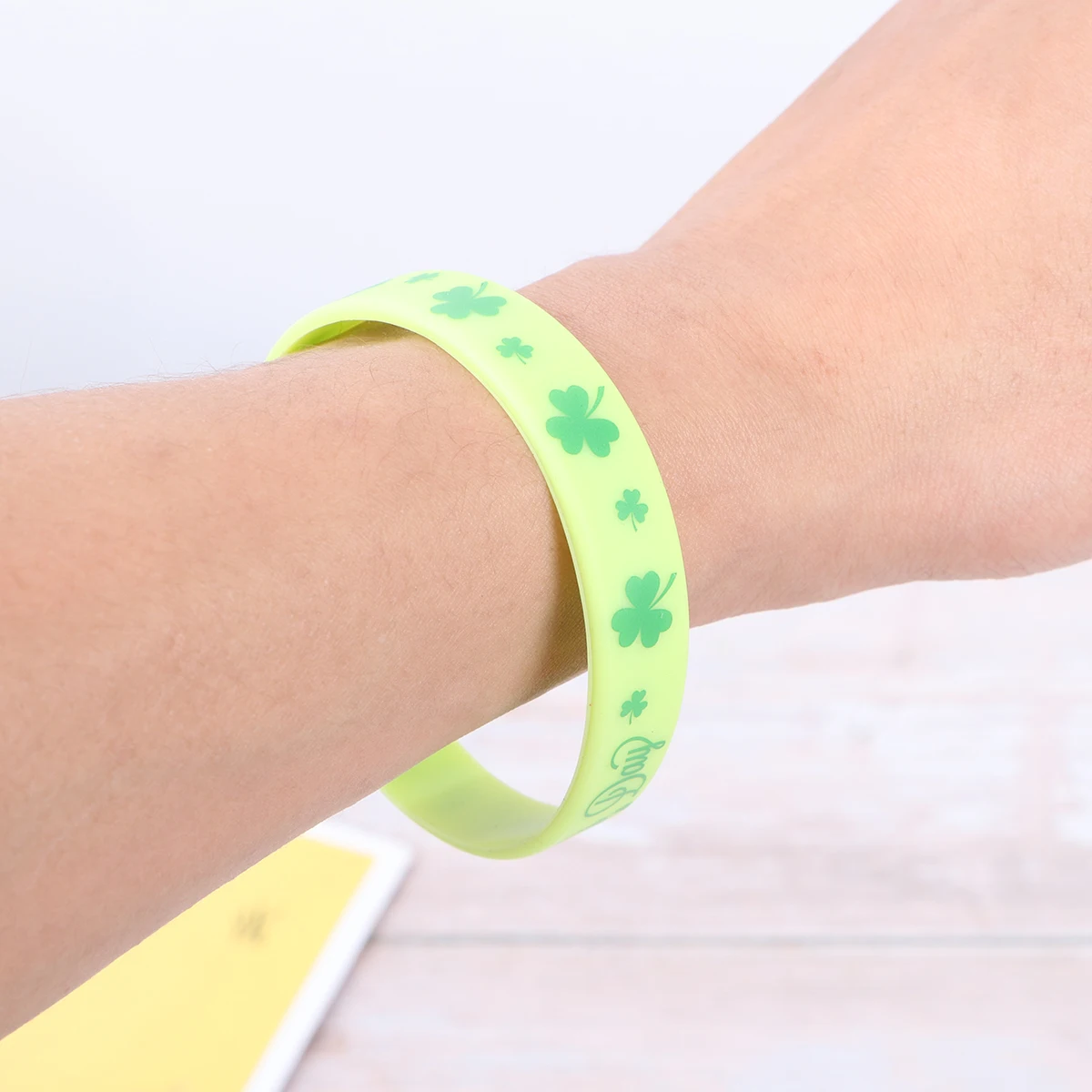 

Birthday Party Clover Bracelet Gift Silicone Bracelets St Patricks Festival Decorations Wrist Bands