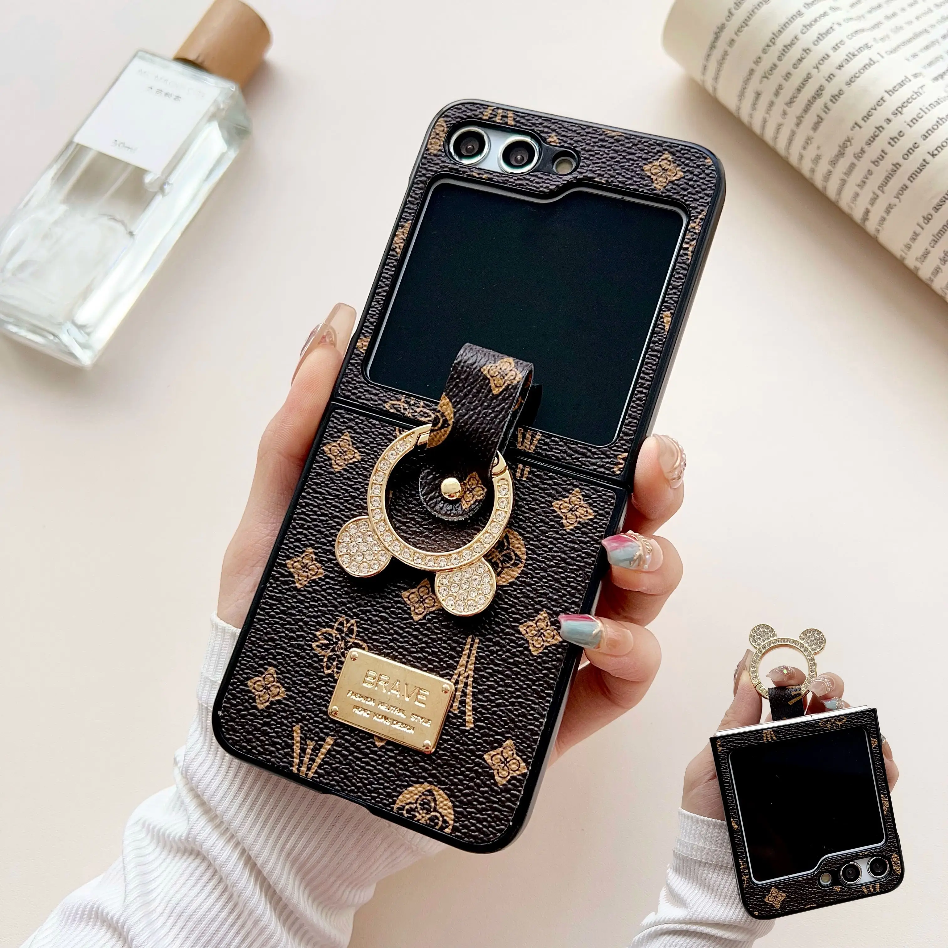 Luxury Retro Pattern Phone Rings Case for Samsung Galaxy Z Flip 5 4 3 5G Shockproof Chain Bracelet Back Women Cover