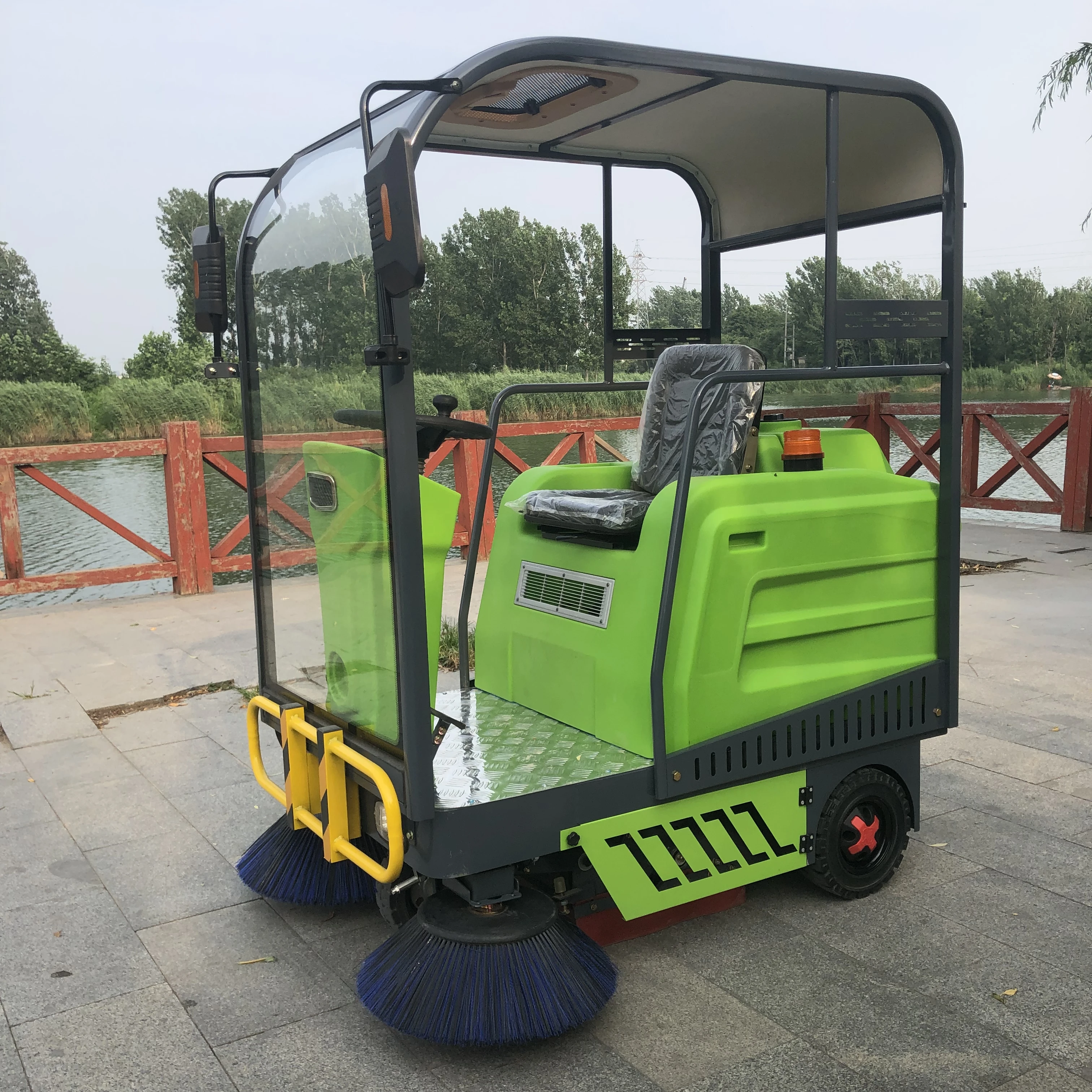 Hot Selling Small Street Sweeper, Warehouse, Property, Supermarket, Floor Washer, Riding on Road Sweeper