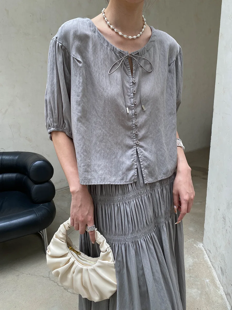 Sommerliches Damen-Set: Lässiges, einfarbiges, französisches Spitzenhemd mit kurzen Ärmeln und plissiertem, elastischem Rock mit hoher Taille – Detail 4