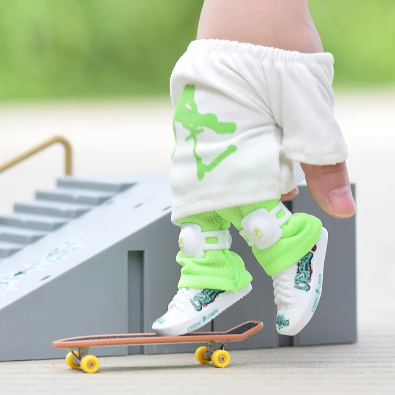 Mini Finger Shoes Toys Figure Skateboarding ShoesKnee PadsFinger PantsSoft Rubber Shoes Desktop Fingertip Skateboard Toys