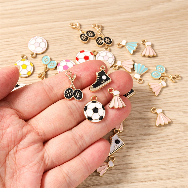 10 Stück niedliche Emaille-Anhänger in Form von Sportartikeln, Badminton- und Fußballschuhen, zum Basteln von Ohrringen, Halsketten, für DIY-Bastelarbeiten und als Schmuckzubehör. – Detail 1