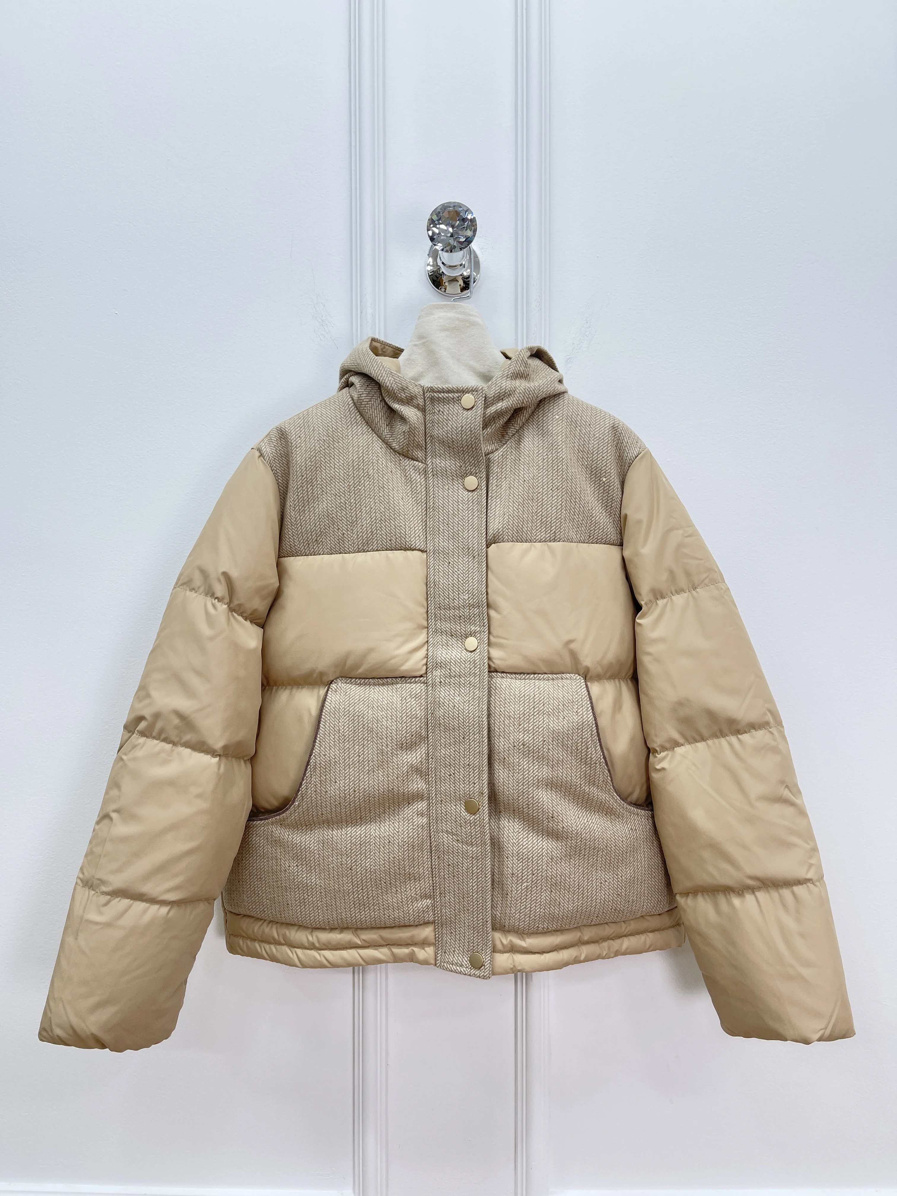 2025 Otoño e Invierno nueva chaqueta de plumas de ganso empalme de lana australiana 90 chaqueta de manga larga acolchada con capucha de plumas de ganso blanco