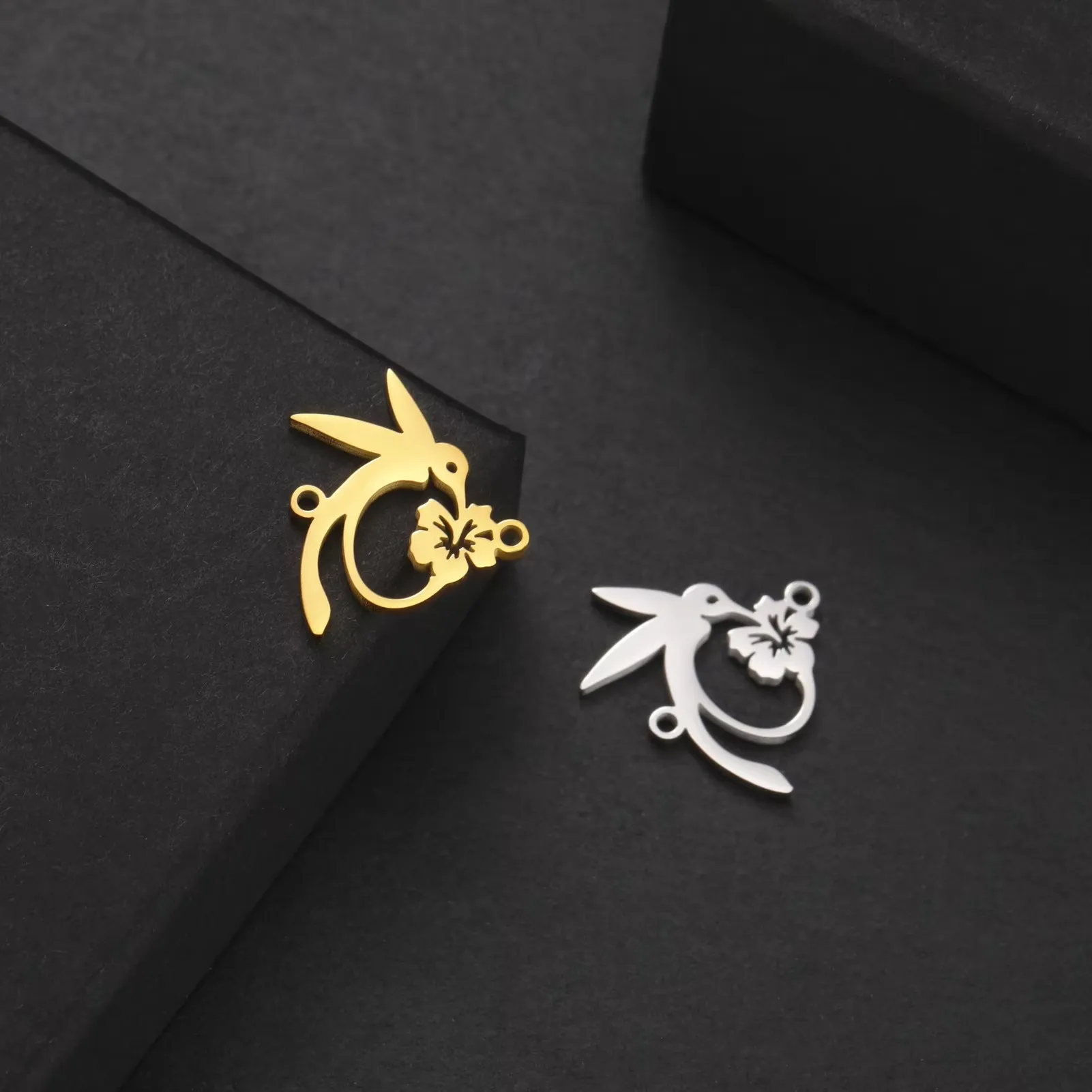 A flower bird hummingbird flower picking animal flower stainless steel pendant DIY can be used as a necklace bracelet accessory