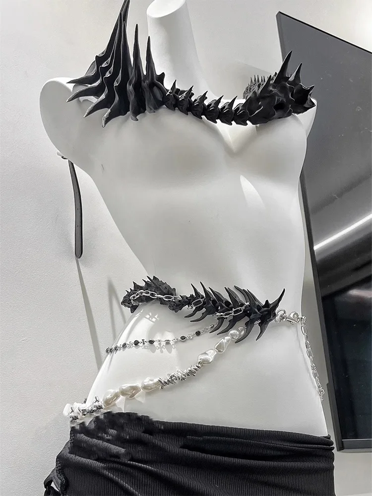 سلسلة الخصر على شكل عظمة التنين على الطراز القوطي الشرير هي إكسسوار مجوهرات كرنفال من مادة الراتنج للنساء