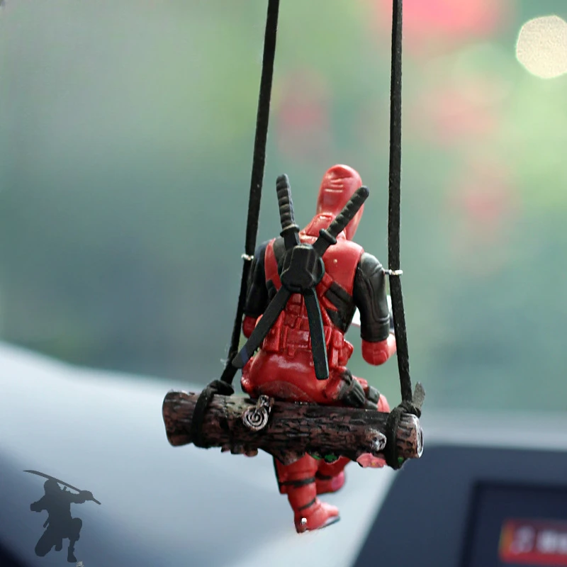 Nuovo 10 cm Deadpool Creativity Anime Figura Altalene Panca di legno Alla moda Ornamenti per auto Accessori pendenti per cartoni animati Regali Giocattoli per bambini