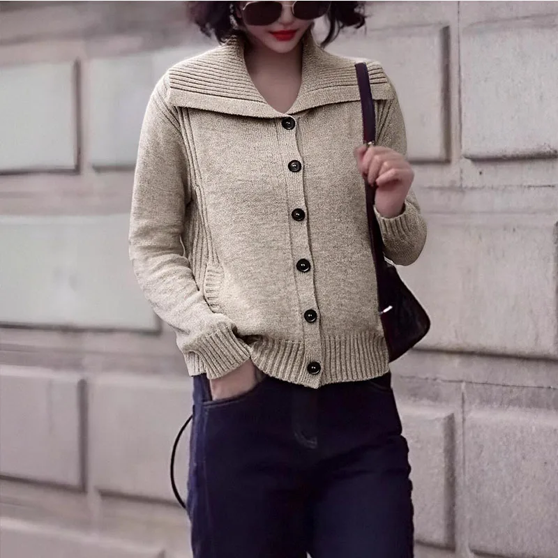 

2025 Winter New Women's Collared Long-Sleeve Button Sweater, Super Trendy Ribbed Trim Pocket Knit Cardigan