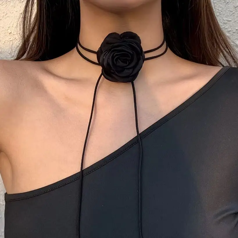 Collier ras du cou élégant avec grande rose noire/rouge, chaîne de clavicule réglable et empilable, chaîne en corde, accessoires Y2K, romantique pour femme