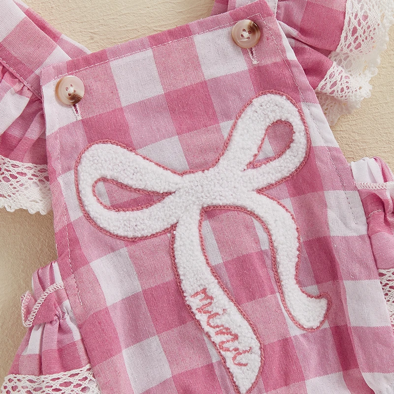 Schattige baby-zomerjumpsuit met geborduurd strikdetail, geruit patroon, fladdermouwen en vierkante halslijn, compleet met