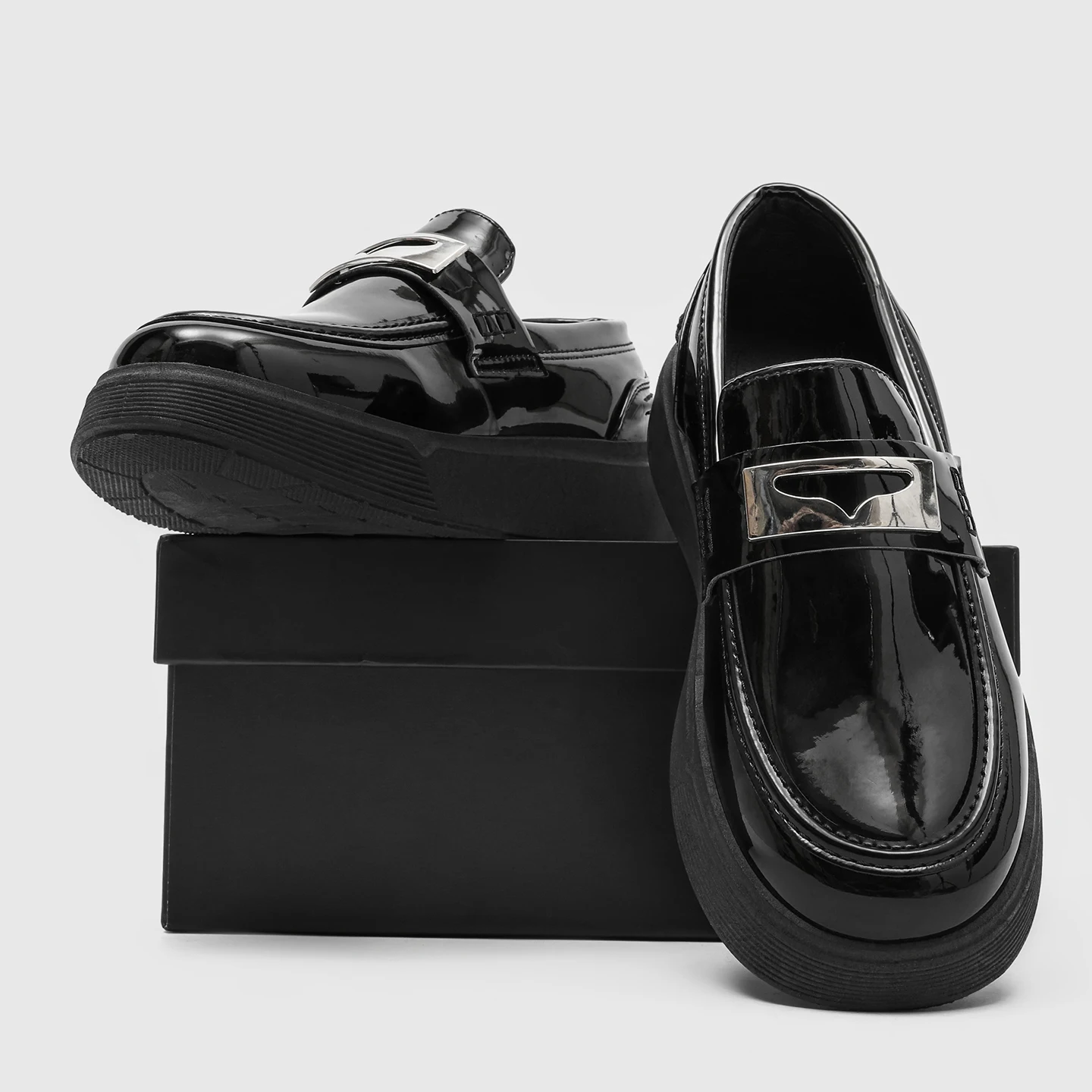 Fashion Mens Causal Shoes Black Patent Leather Loafers Thick Sole Metal Accent Formal Shoes Comfy for Office Streetwear Dress