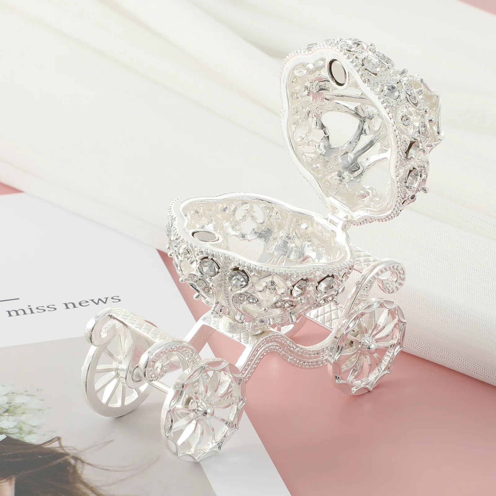 

1Pcs Premium Alloy Metal Craft Ornament Rhinestone Embedded Carriage Trinket Box Shiny Jewelry Holder for Home Office Desktop