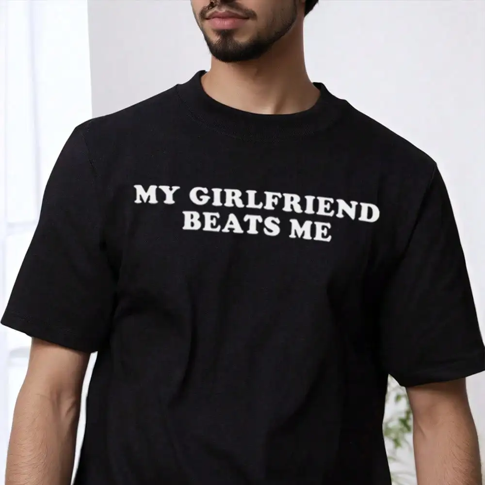 

Черная футболка с графическим принтом и выразительным текстовым дизайном, короткий рукав, унисекс, повседневная модель.