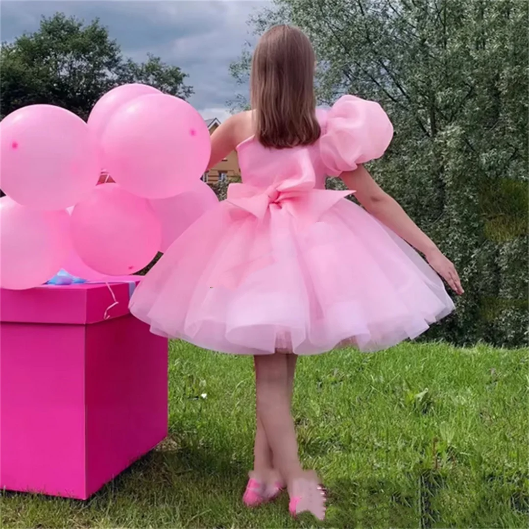 ชุดเดรสเด็กหญิงถือดอกไม้สีชมพู ผ้าทูลล์พองฟู แต่งลายผ้าซาติน ประดับโบว์และขนนกที่แขนเสื้อ สำหรับงานแต่งงาน งานวันเกิด งานเลี้ยง