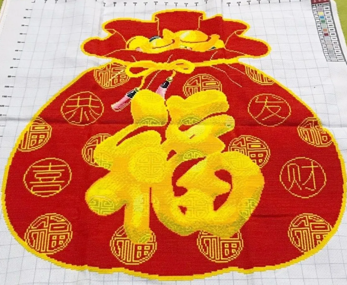 The finished product is hand-embroidered with auspicious cross stitch, and the exquisite Fu character blessing bag is 70 * 70 cm