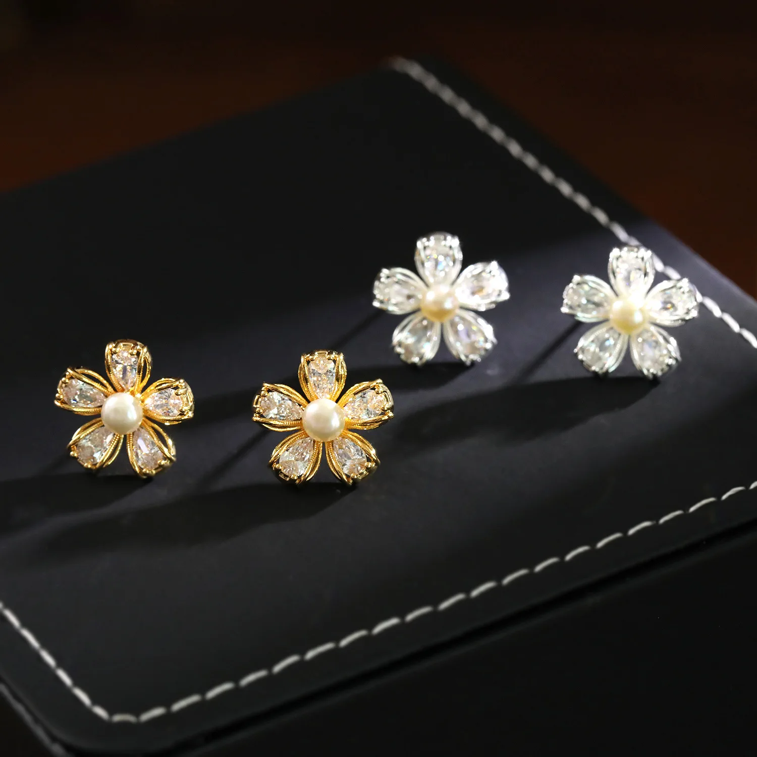 

Luxury Niche Design Super Shiny Zircon Flower Stud Earrings High Quality S925 Silver Pin Socialite Style Versatile Earrings Bulk