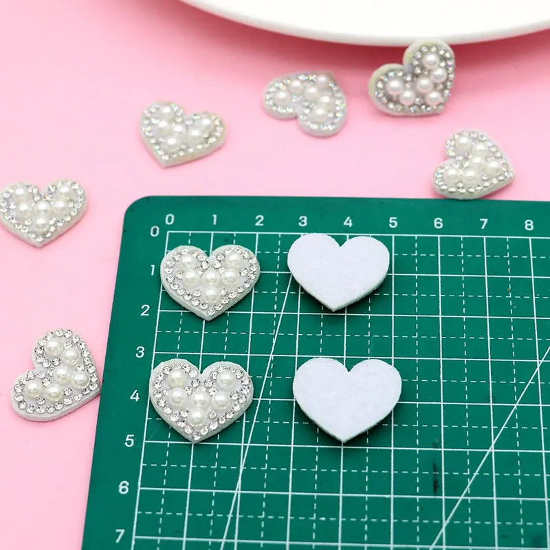 40 Stück weiße, aus Vliesstoff gefertigte Perlenherz-Strass-Aufnäher für DIY-Haarspangen, Kleidung, Hüte, Taschen, Dekorationen – Detail 1