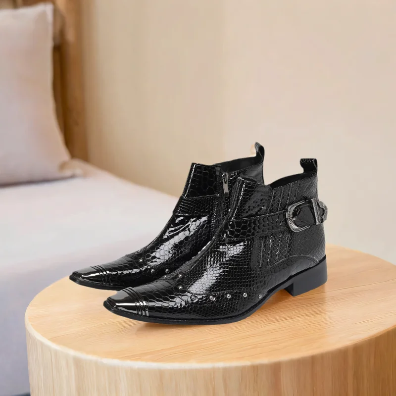 Glänzende, kurze Herrenstiefel mit Schlangenmuster, dekoriert mit Metallnieten und Schnallen, trendiges, personalisiertes Street-Style-Schuhwerk für Club, Bar und Party – Detail 7