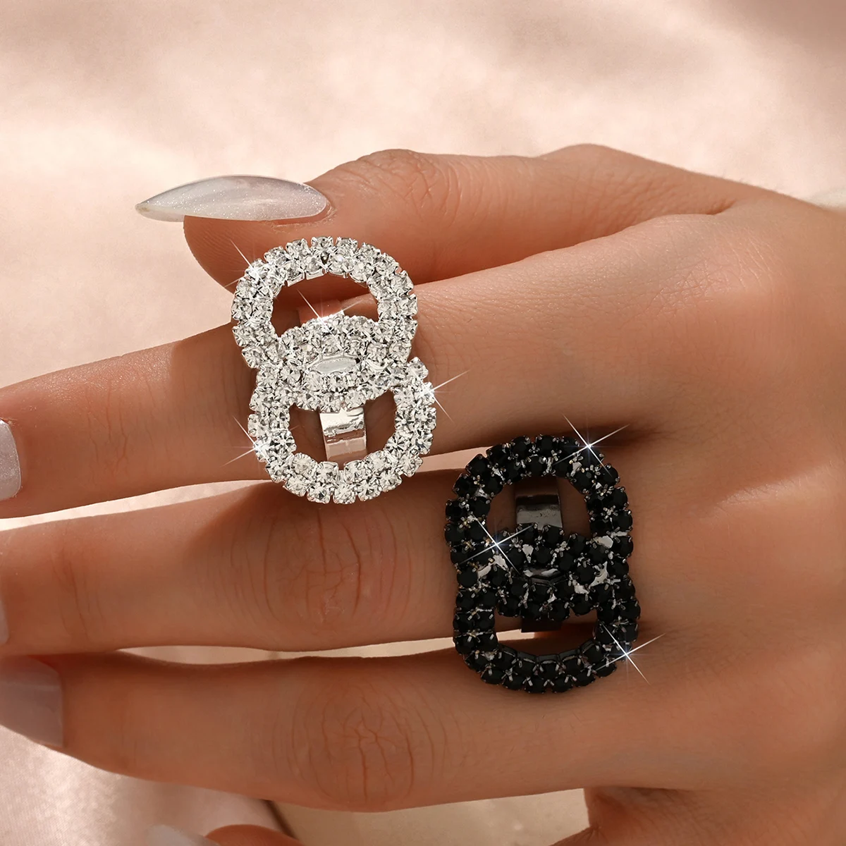 Anillo y joyería personalizados con diamantes de imitación súper brillantes en blanco y negro con geometría transfronteriza para mujer en Europa y América