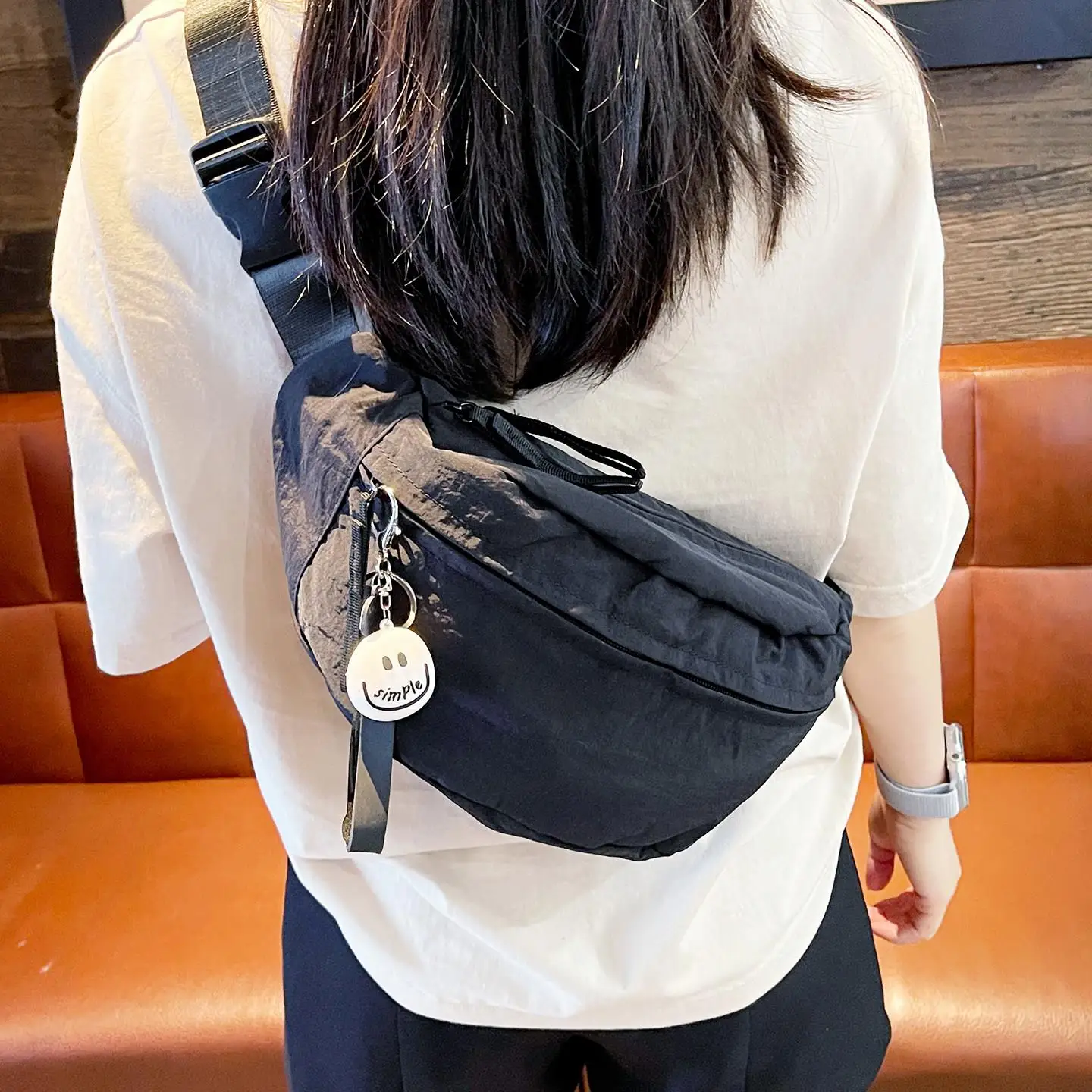 borsa-a-tracolla-sportiva-nera-unisex-leggera-grande-capacita-multi-tasca-forma-a-raviolo-in-morbido-nylon