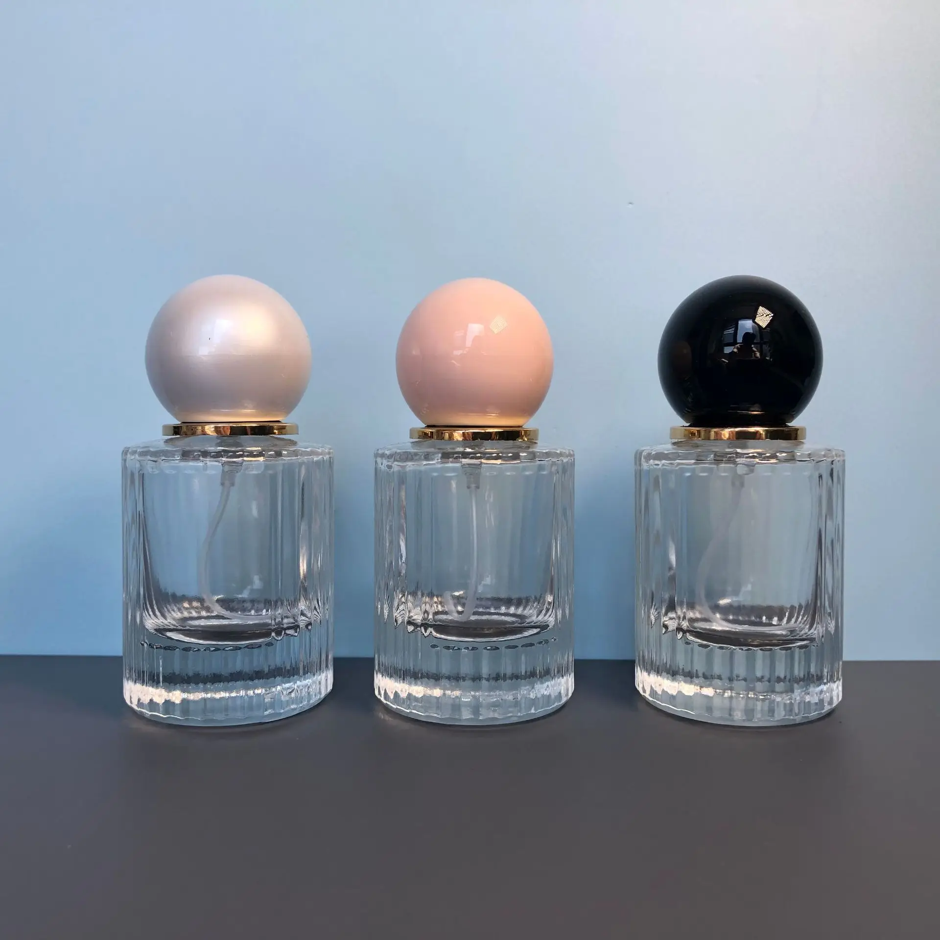 

30ml Round Ball Cap Vertical Striped Glass Perfume Spray Bottle, Portable Refillable Atomizer for Travel
