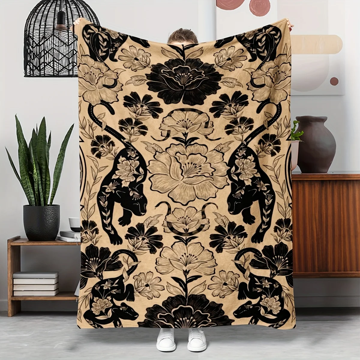 

1pc Black panther floral pattern blanket, made of polyester, machine washable, suitable for bedrooms and living rooms.
