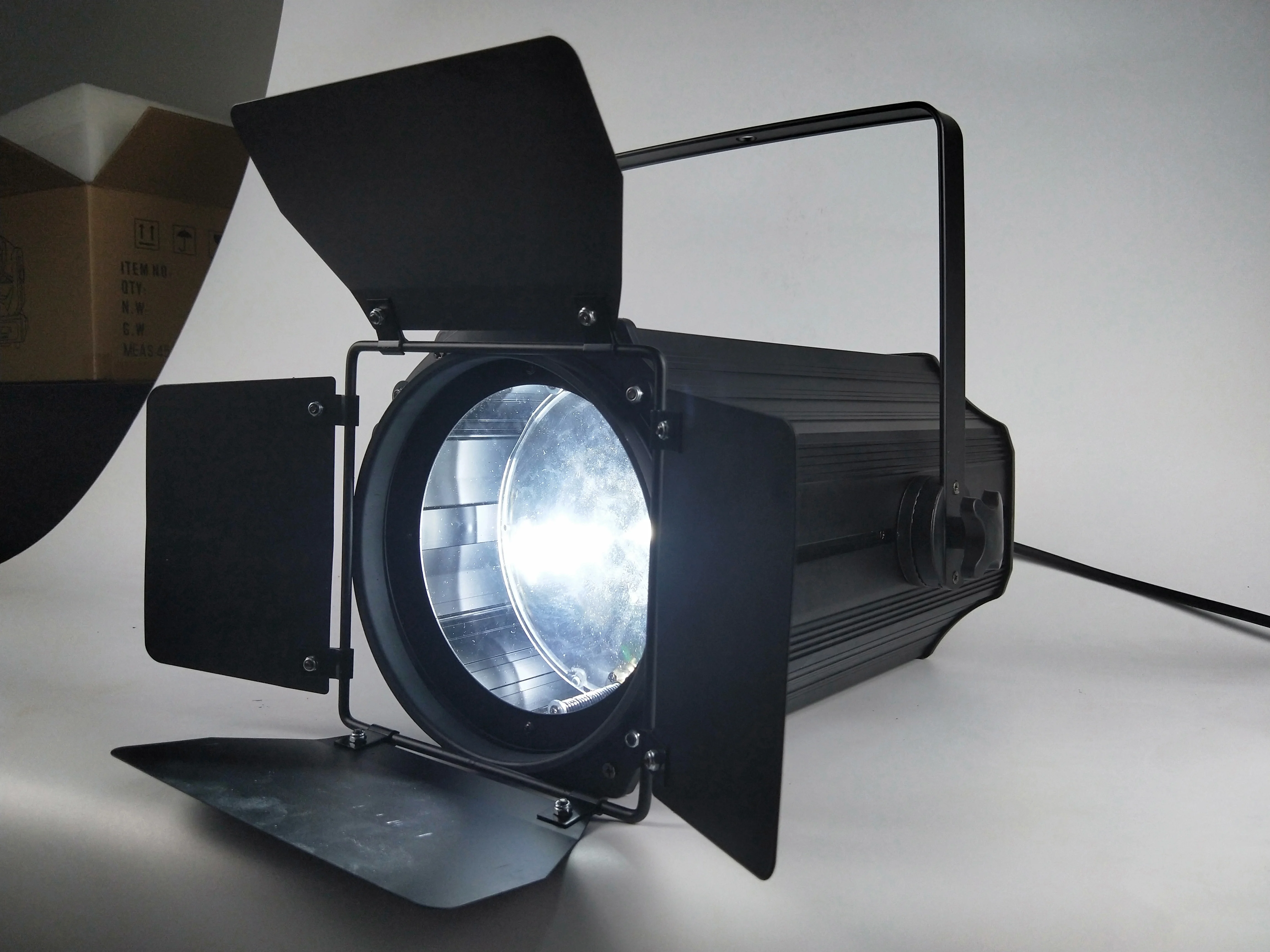 2Pcs/Lot Hot Selling Zoom Par Light LED 200W COB Focusing Warm White Light For Church Theater