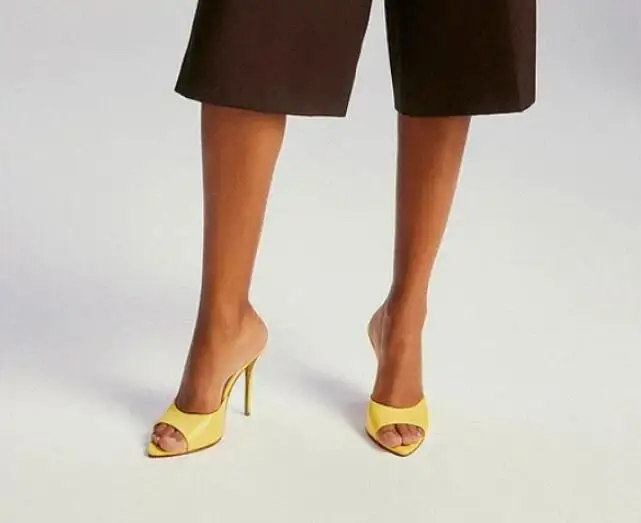 

Желтые матовые кожаные современные тапочки на высоком каблуке с острым носком, женские черно-белые блестящие лакированные кожаные туфли-лодочки на шпильке