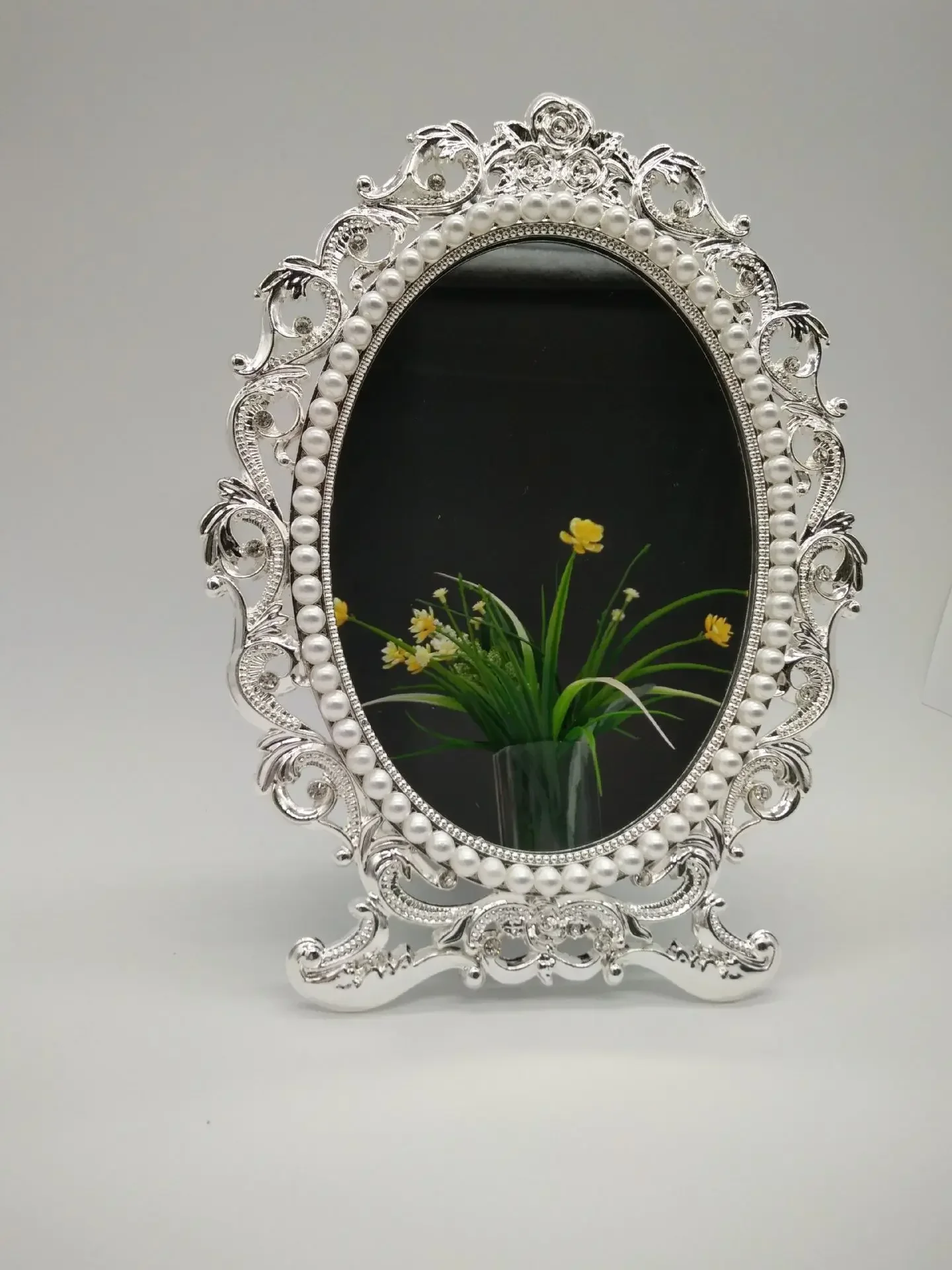 A European vintage metal frame, studio frame, pearl makeup mirror, princess mirror