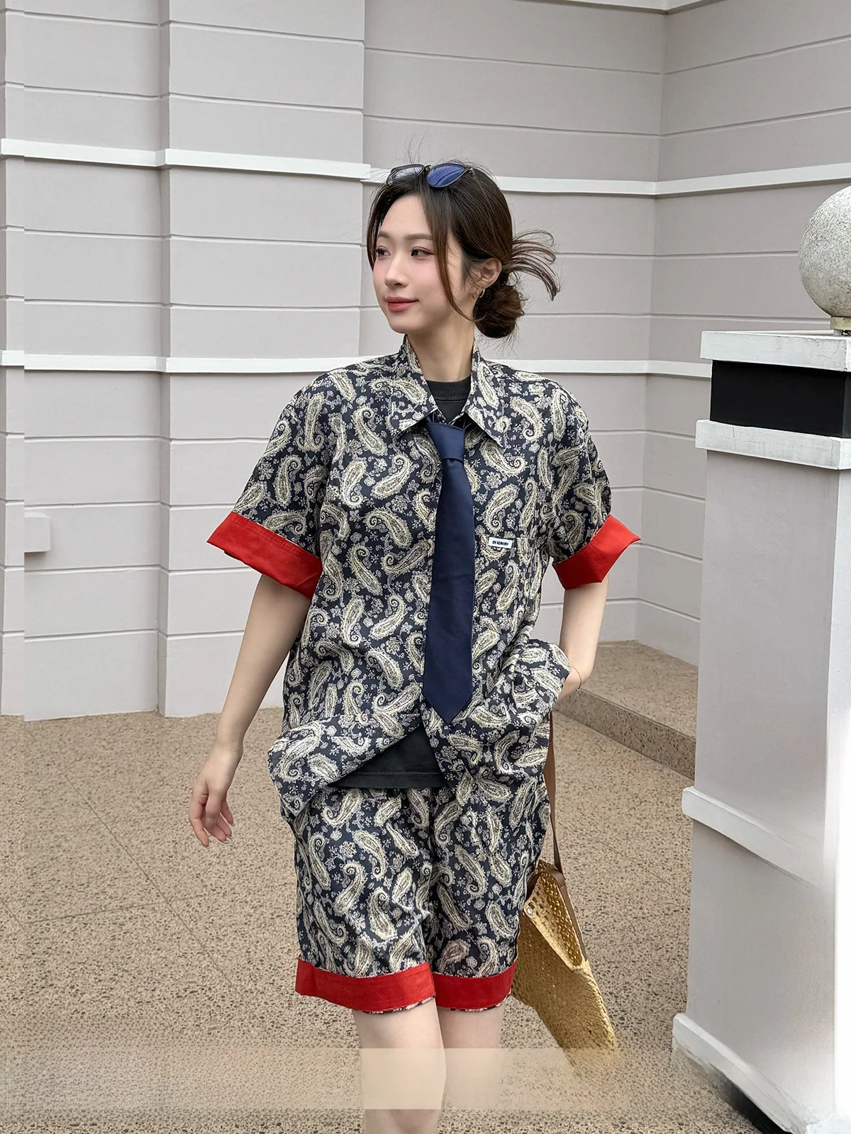 

ort Sve irt с хлопковыми прямыми брюками с цветочным узором орехового цвета для молодых женщин в их 20-х горах