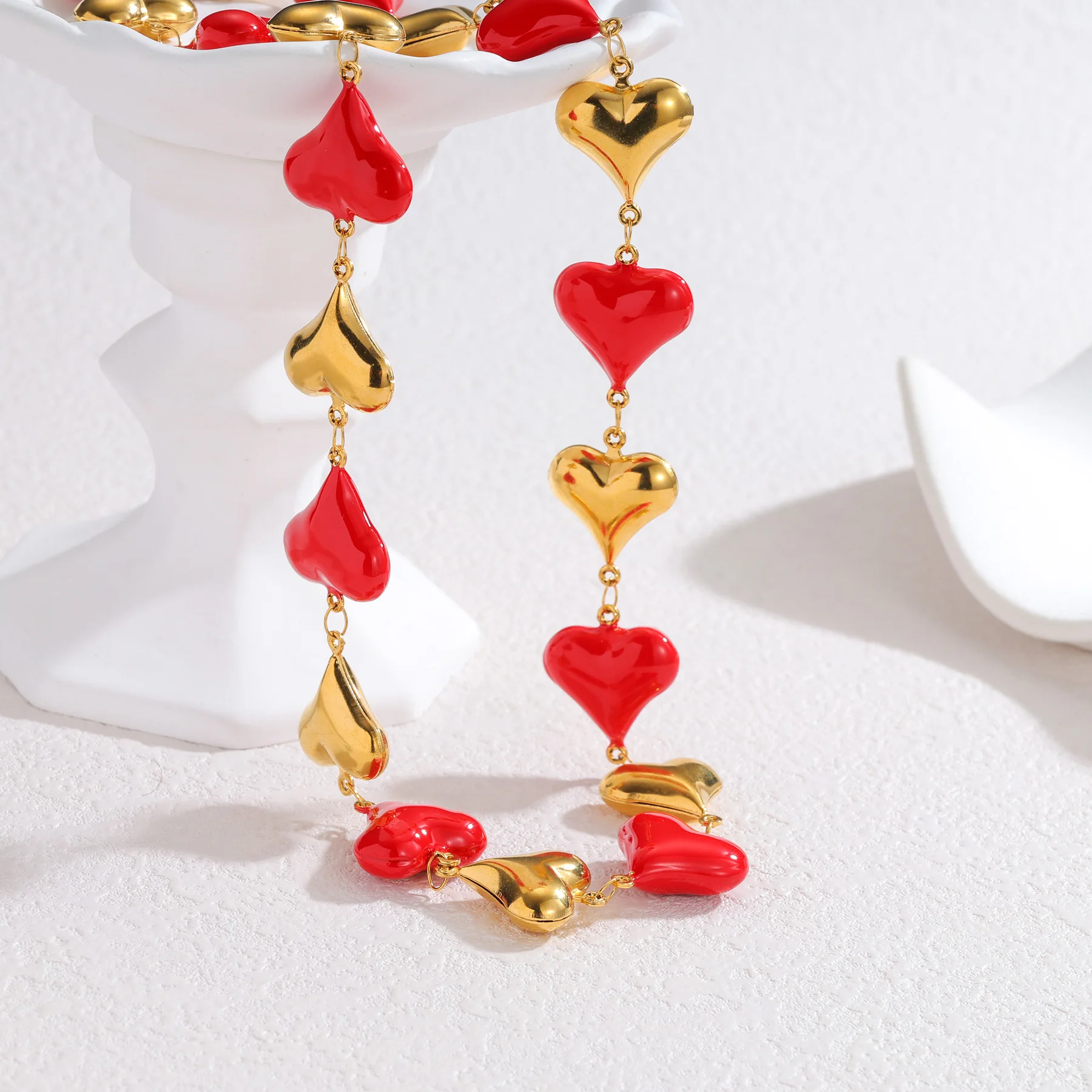 Kissmoon الفولاذ المقاوم للصدأ الذهب اللون الأحمر القلب مطرز القلائد للنساء العصرية بيان سلسلة هدايا عيد ميلاد مجوهرات