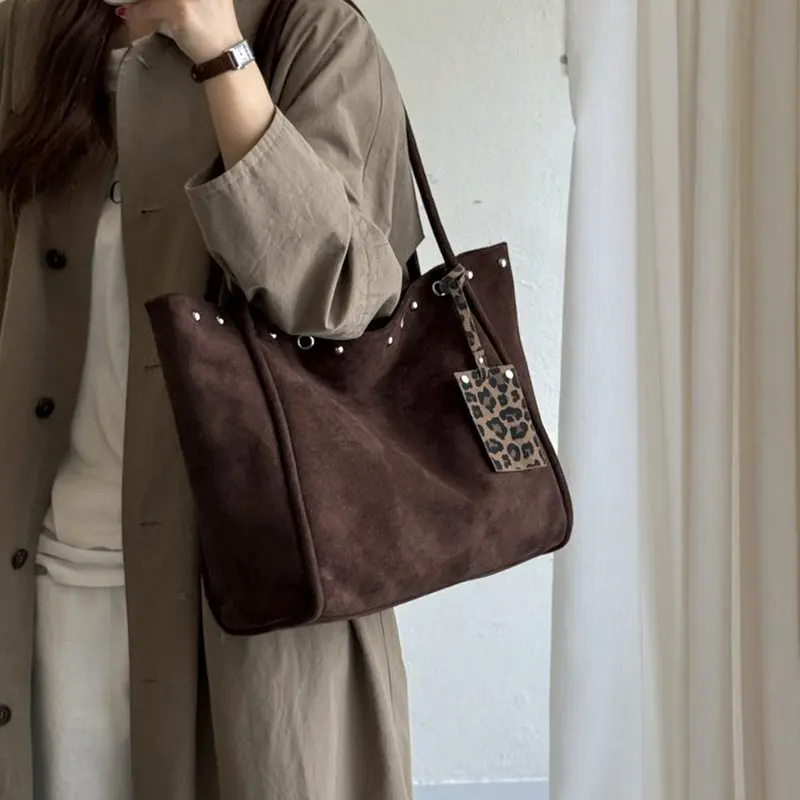 Women Suede Tote Bag with Leopard Pendant and Rivets Retro Large Capacity Shoulder Handbag for Daily School Travel