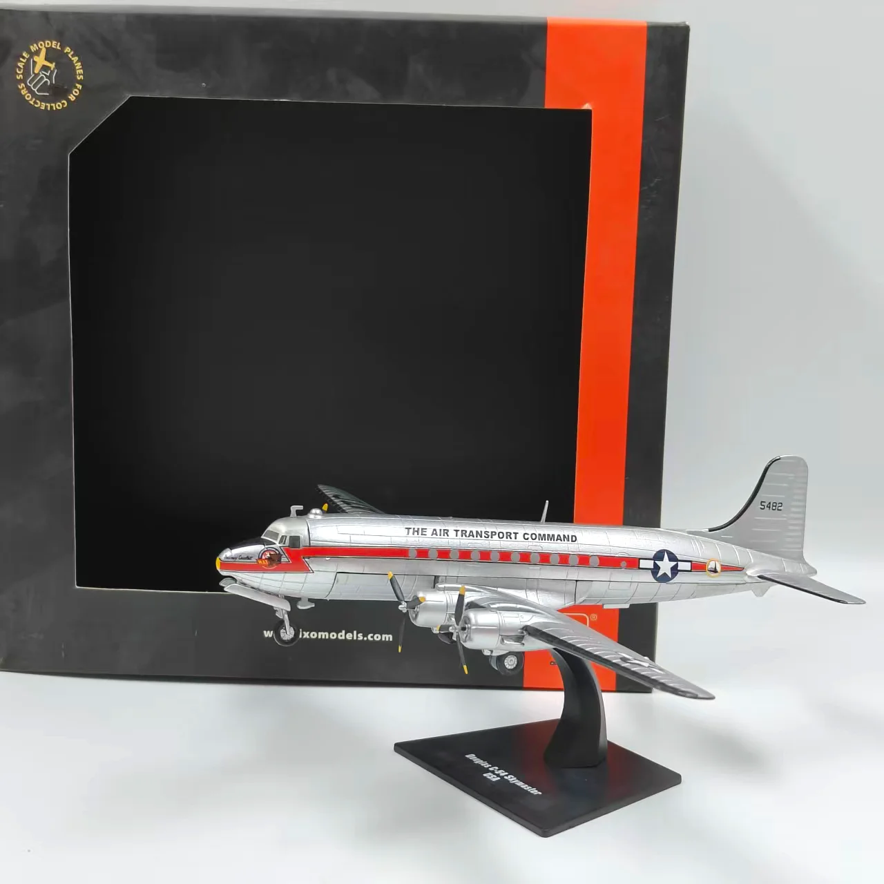 1/144 Scale C-54 Skymaster Strategic Transport Aircraft Simulation Alloy Aircraft Model Static Collectible Ornament Holiday Gift