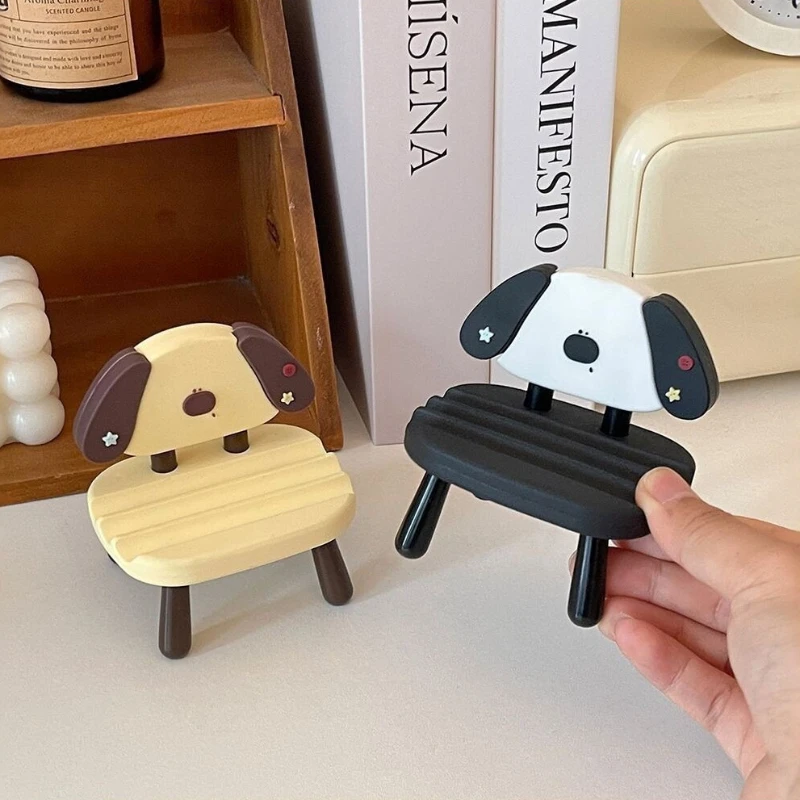 

1pcs radnom Cute Little Chair Phone Stand, Creative Cartoon Desktop Ornament, Universal Tablet Holder for Binge-Watching, Creative Small Stool Design, Combining Appearance and Practicality, Serves as Both a Phone Stand and Desktop Decoration