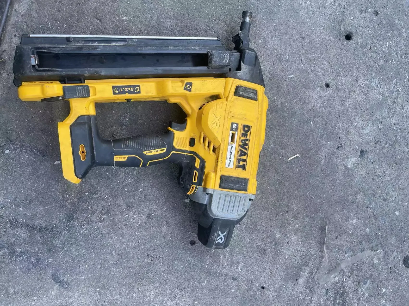 DeWalt DCN890P2 Cordless 18v Brushless Concrete Nailer. USED.SECOND HANG /ONLY TOOL