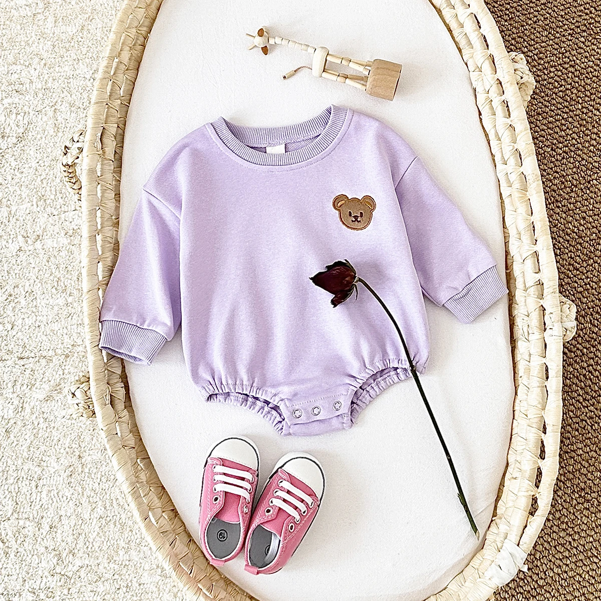 Neuer Baby-Strampler mit langen Ärmeln, Bärenstickerei, weicher, lila Baumwollstoff, Rundhalsausschnitt, Baby-Body, Unisex-Overall, Baby-Outfit. – Detail 6