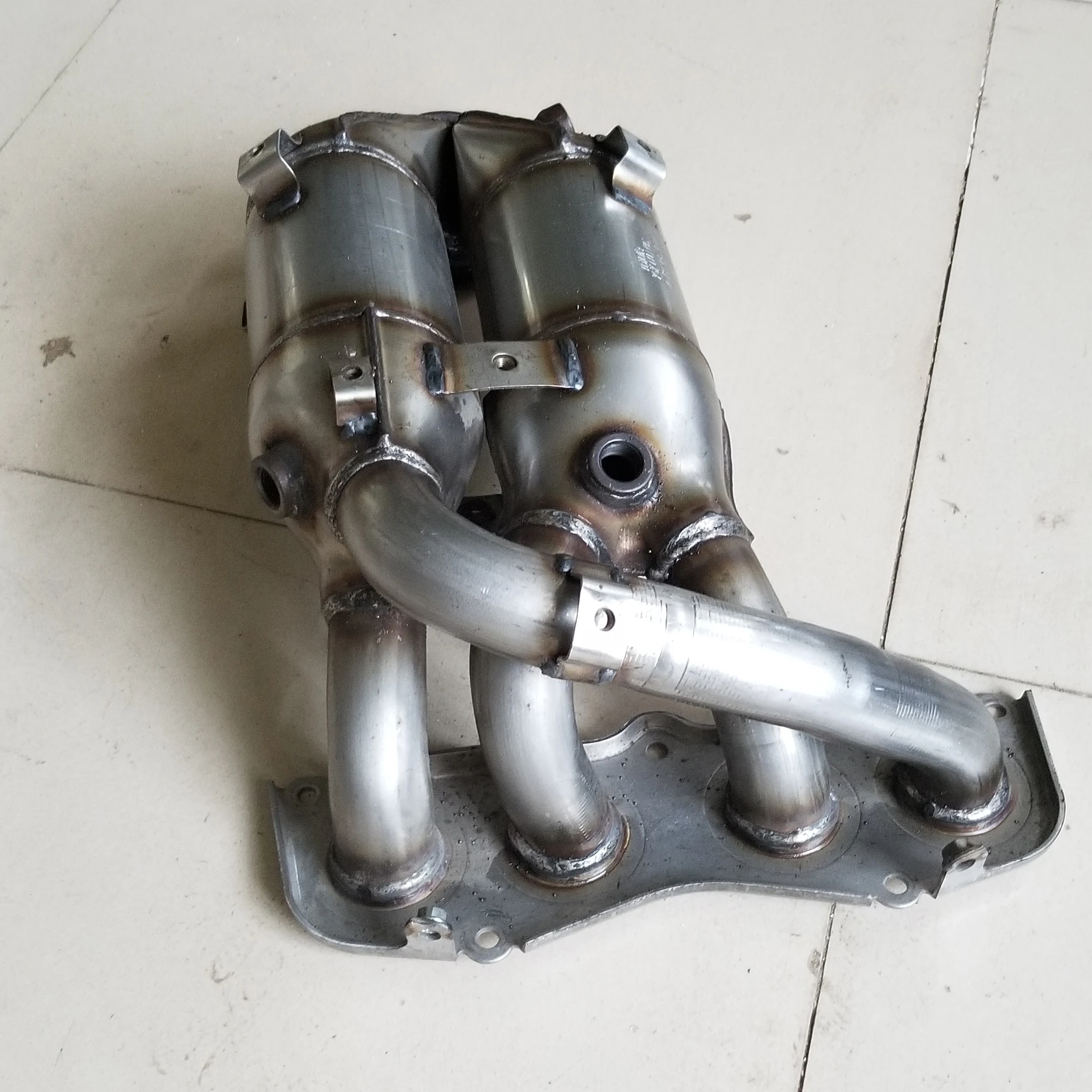 China Factory Supply Exhaust System Car Exhaust Pipe Three-Way Catalytic Converter for  Previa/RAV4