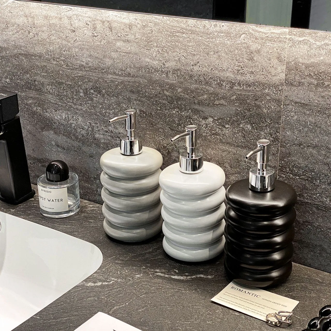 

Креативный черно-белый керамический дозатор для лосьона в форме пончика, портативный дозатор для геля для душа, аксессуары для ванной комнаты