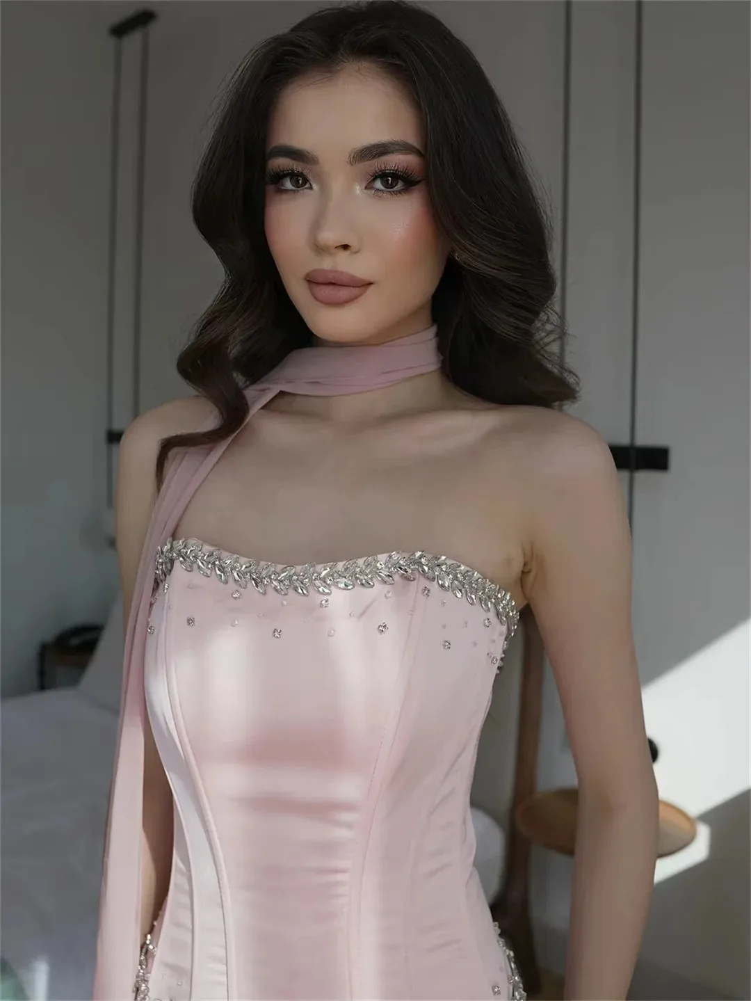 فستان سهرة رسمي أنيق وردي على شكل حرف a 2026 بدون حمالات خرز كريستالي شيفون ساتان للحفلات الراقصة رداء حفلات المشاهير #3