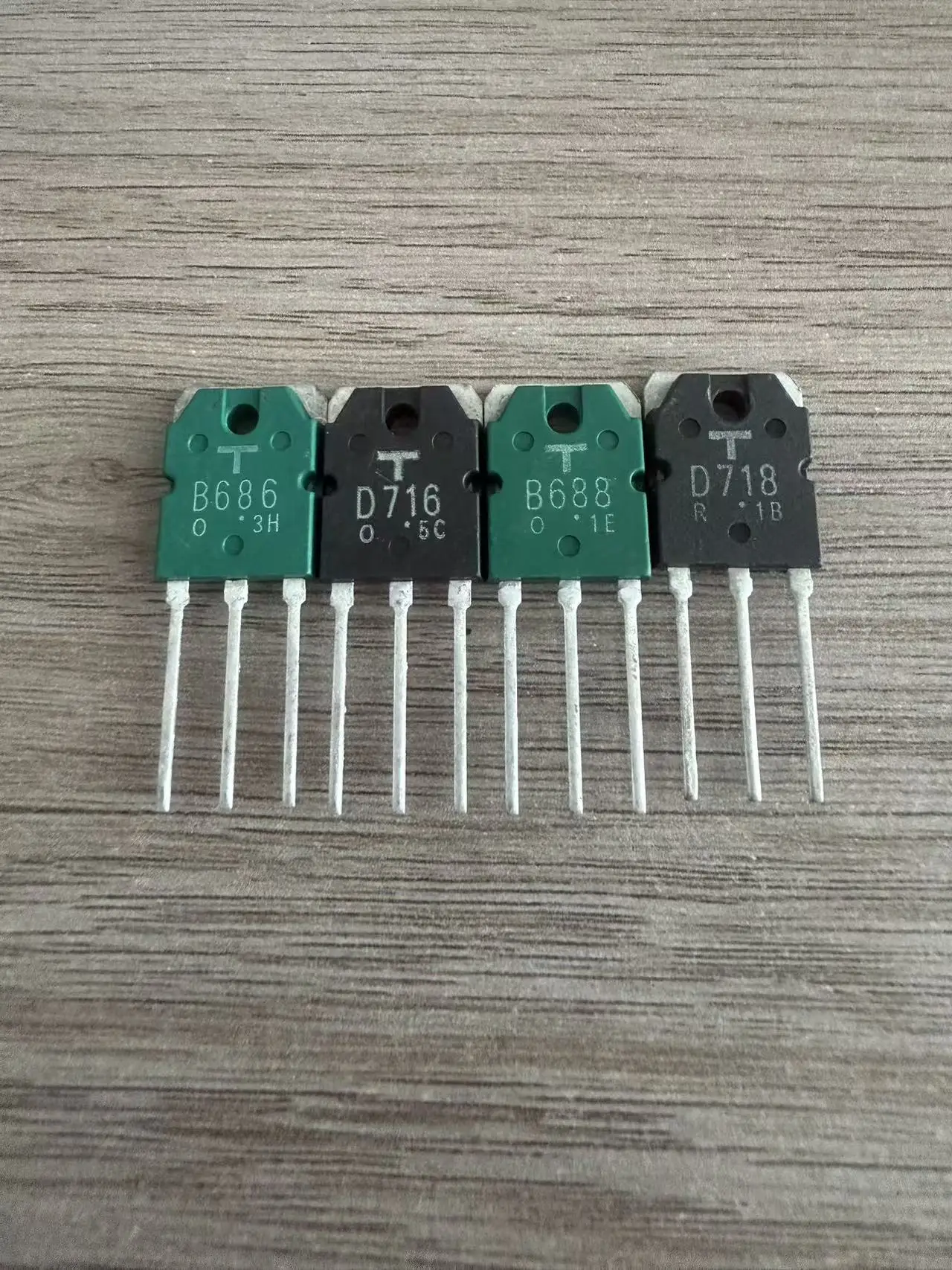 5pairs-10PCS 2SB688 2SD718 2SB686 2SD716 B688 D718 B686 D716 Audio amplifier matching tubes Brand new, original packaging
