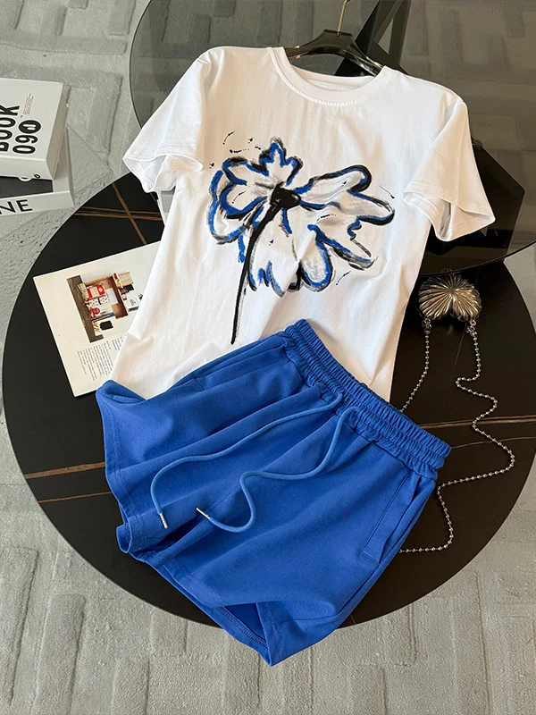 

Повседневный свободный спортивный костюм для женщин: летний комплект из белой футболки с коротким рукавом и синих шорт, удобный и дышащий.